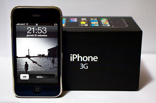 iPhone 3G - 2008-й год. Пластиковый и округленный корпус. Появилась поддержка сетей UMTS. Добавлен GPS модуль.