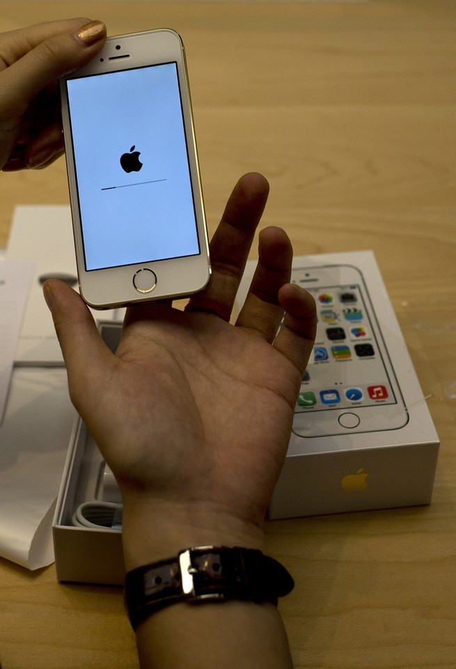 Мировой старт продаж iPhone 5S и 5C