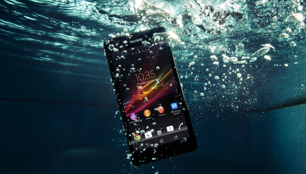 Sony Xperia ZR анонсирован буквально на днях. Обладает такими же характеристиками, как у предшественника, но зато сможет работать под водой на глубине до 2-х метров - такого iPhone точно не сможет.