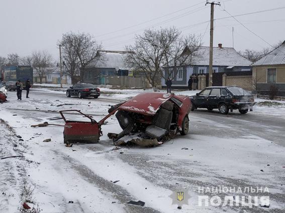 Водитель легковушки не справился с управлением и допустил выезд на встречку