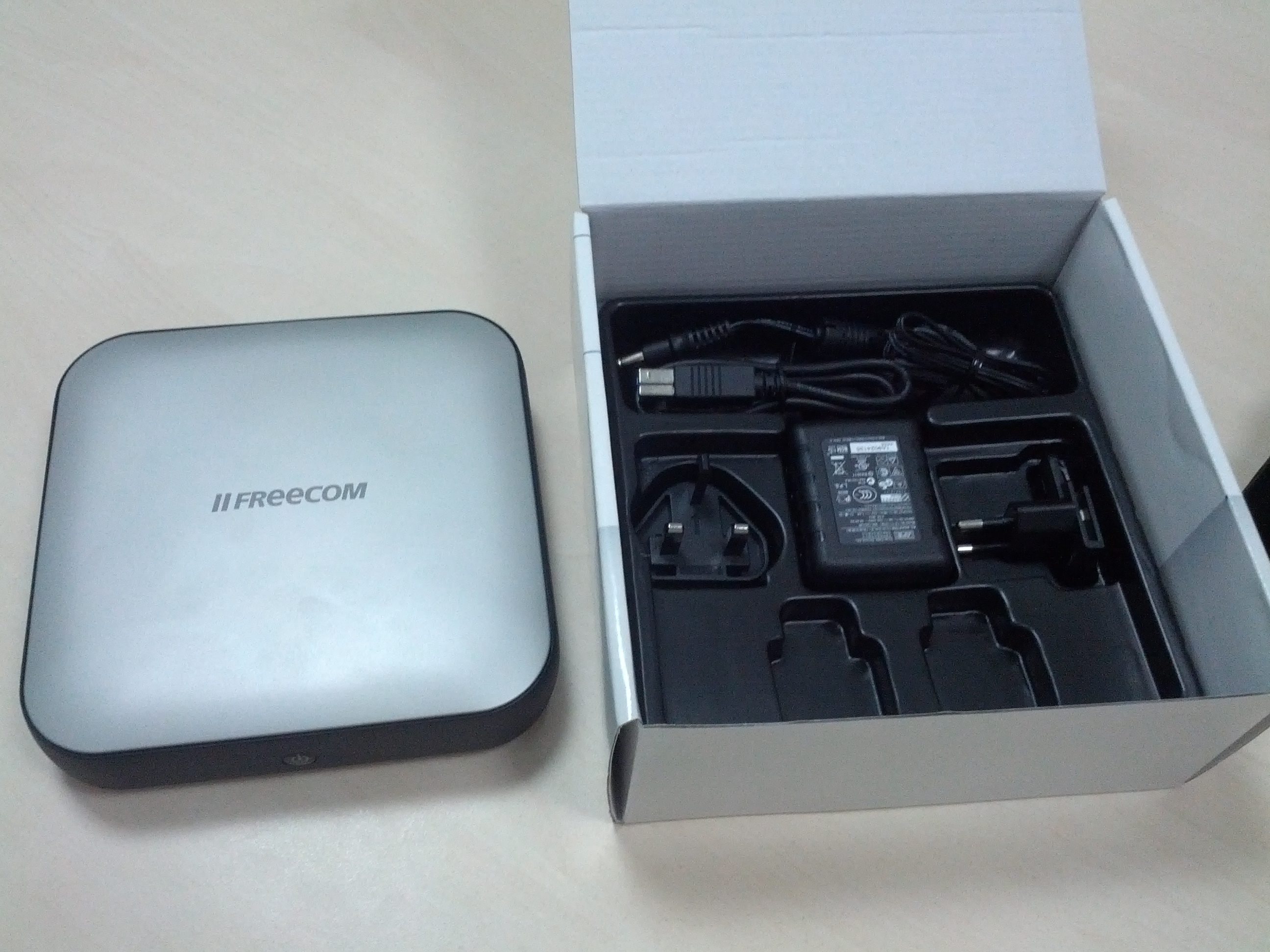 Набор скудный: сам жесткий диск, USB 3.0 кабель и провод питания