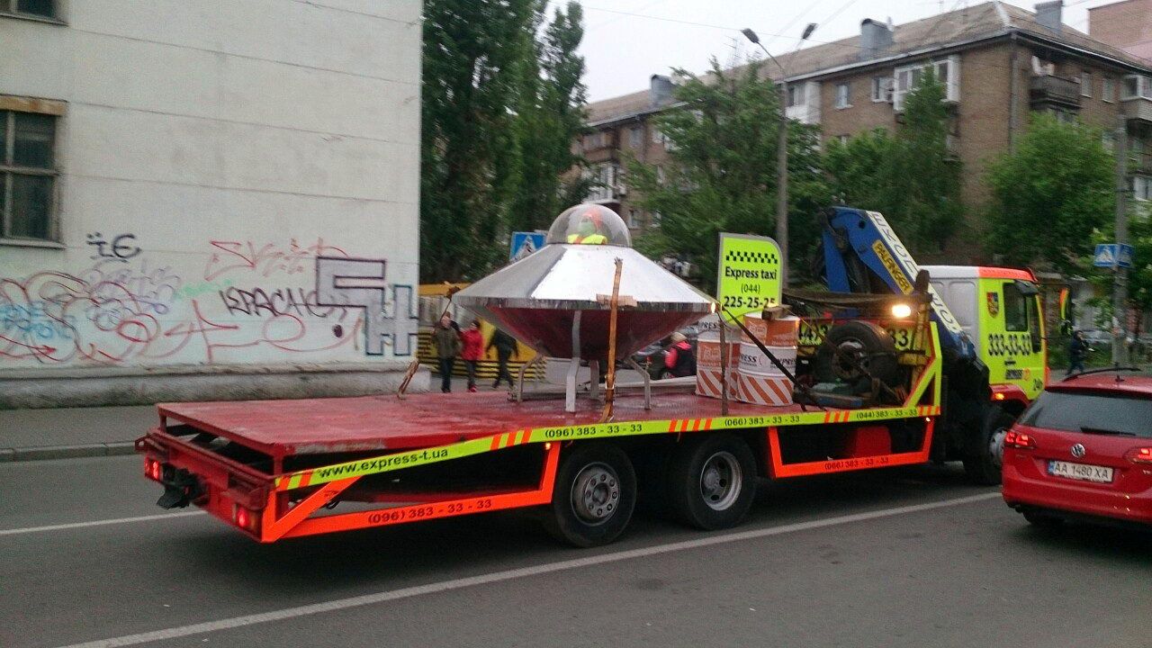 НЛО перемещалось на очень даже земном эвакуаторе