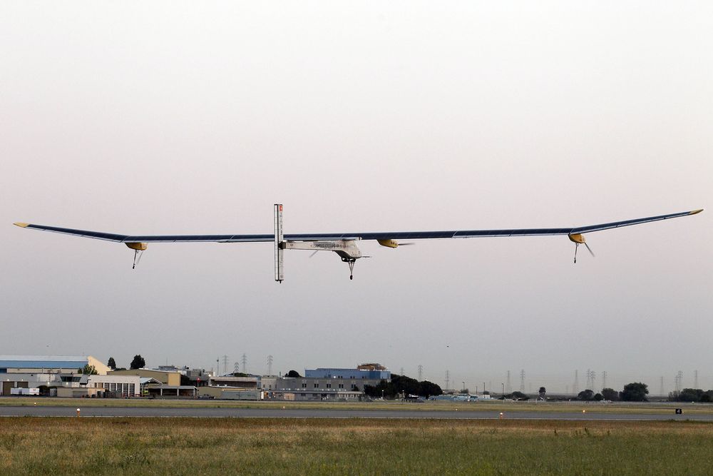 Самолет Solar Impulse на финише трансконтинентального перелета