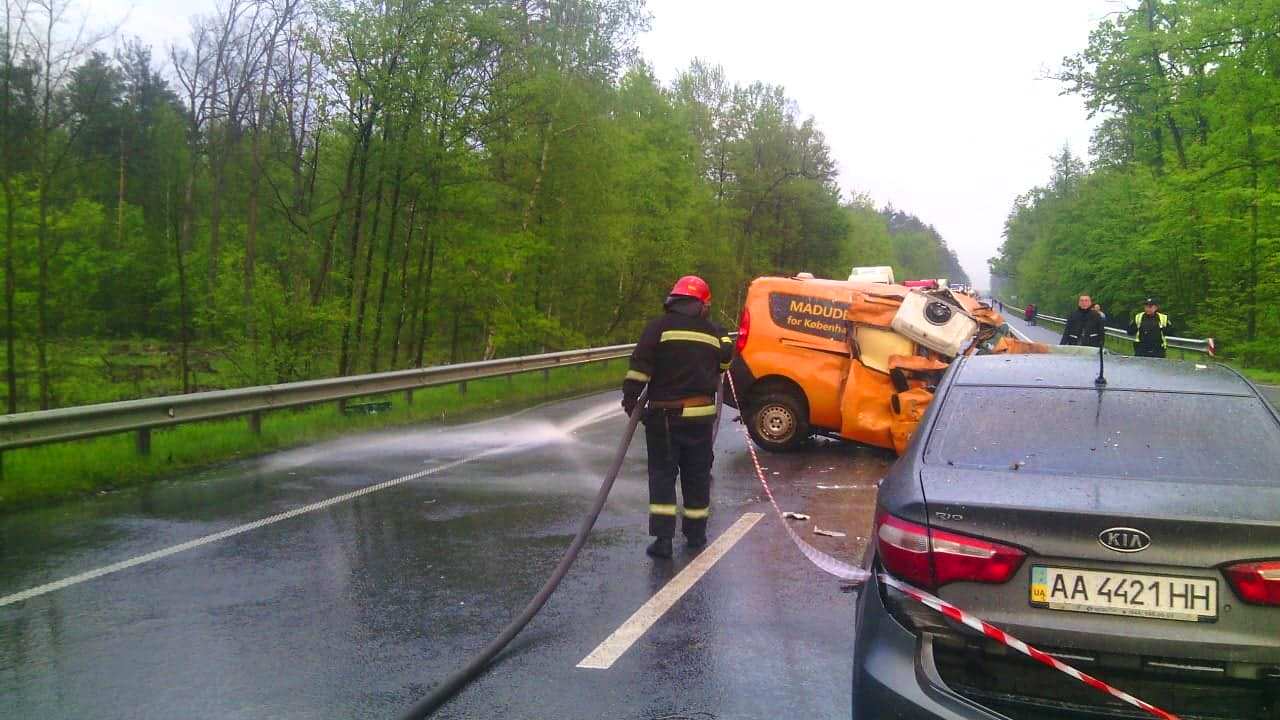 Прибывшим на место происшествия спасателям пришлось вырезать его из покореженной машины
