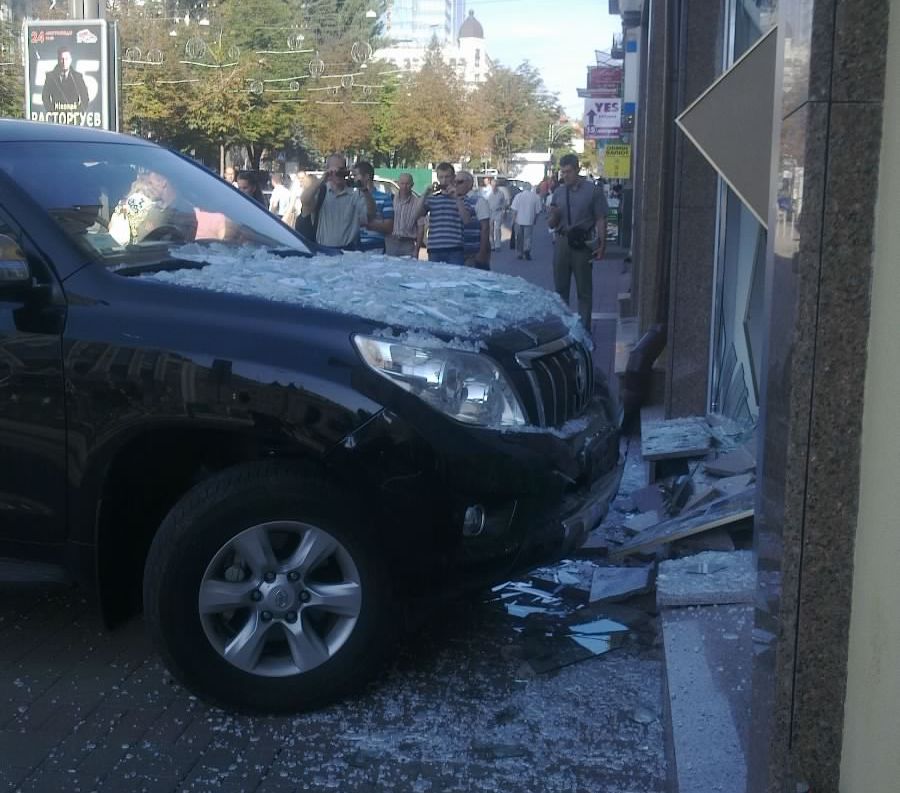 Девушка практически заехала в кабинет, где только провели ремонт