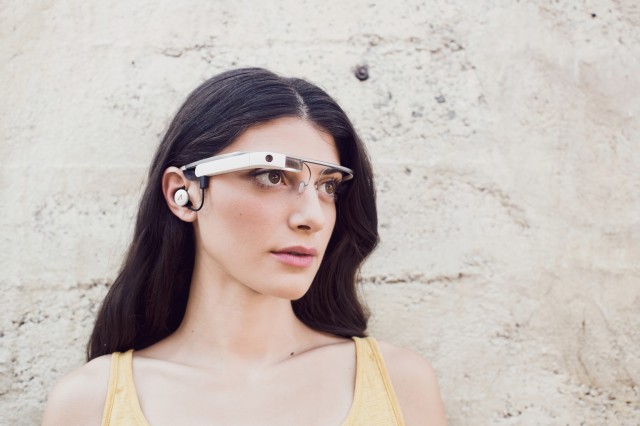 Новые очки Google Glass имеют наушник
