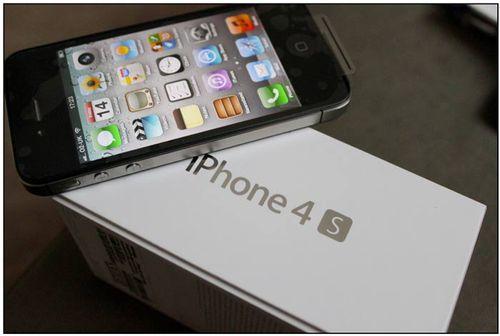 iPhone 4S - 2011-й год. 2-ядерный процессор и вирутальный помощник Siri.