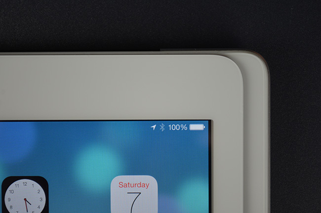 Дисплей нового iPad. Видно iOS 7 и четкий экран.