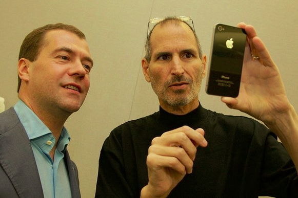 Стив Джобс дарит Медведеву iPhone 4 (2010 год)