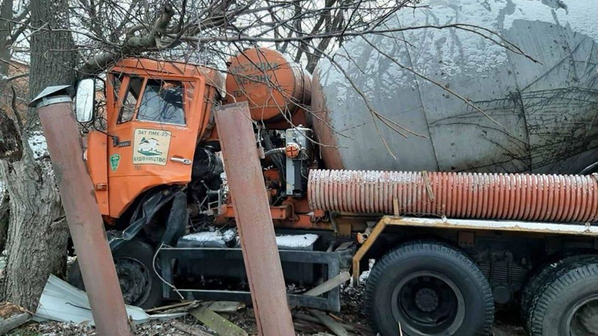 От полученных травм мужчина, который управлял КамАЗом, погиб на месте