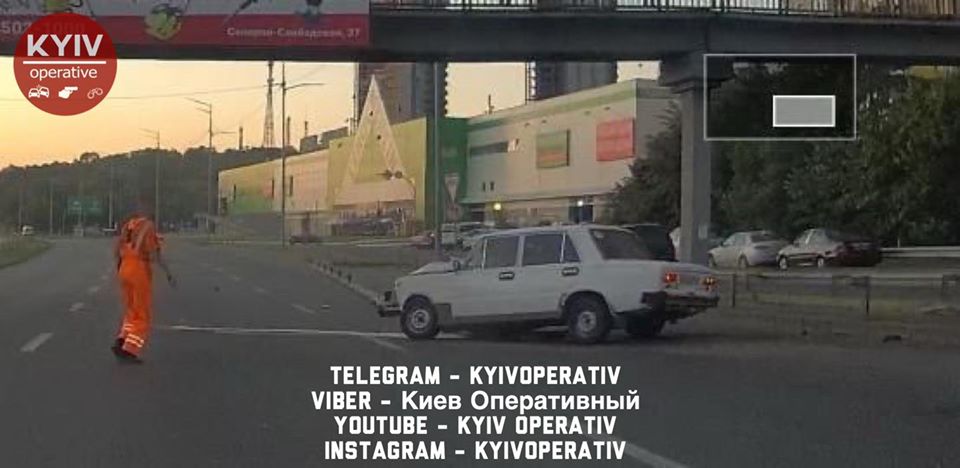 В Киеве отличились водители Lada, а экскаватор врезался в легковушку: Сводка