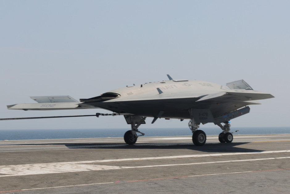 Беспилотный летательный аппарат X-47B UCAS-D впервые совершил посадку на палубу авианосца