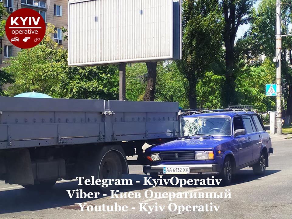 В Киеве отличились водители Lada, а экскаватор врезался в легковушку: Сводка