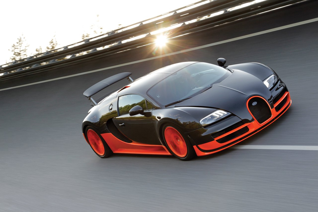 На серийных Bugatti Veyron стоит ограничитель скорости, который срабатывает на отметке 415 км/ч