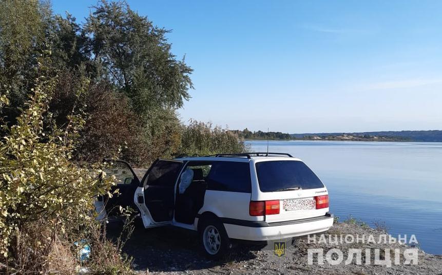 Один заснул у костра, а другой в машине