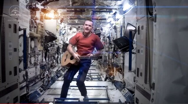 Хэдфилд записал кавер на песню Боуи
