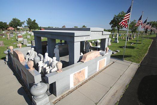 Мемориал Davis - это склеп с 70-ю статуями