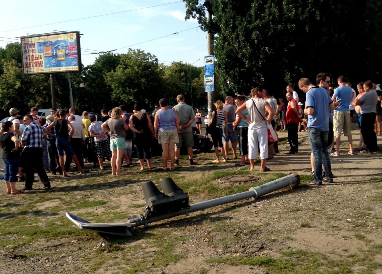 Авто сбило троих человек на остановке в Харькове. Одна женщина погибла