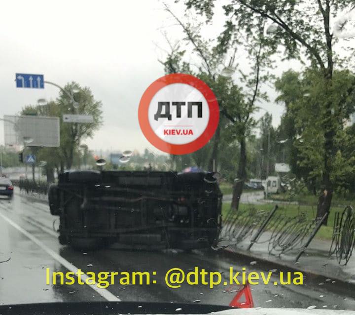 Мокрый асфальт стал причиной опрокидываний авто на Киевщине: Сводка за 25 мая