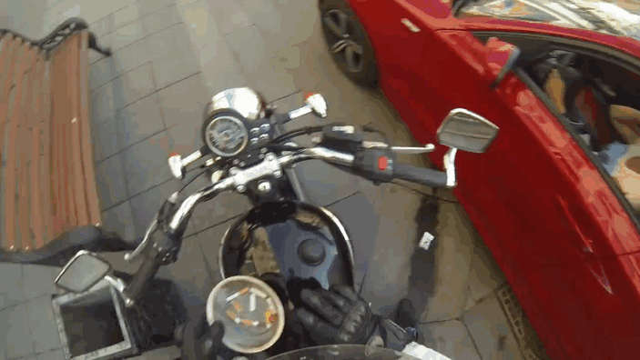 Мотоциклистка и дама на BMW