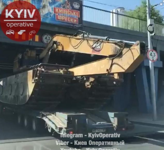 В июне под этим мостом неудачно пытались перевезти габаритную строительную технику