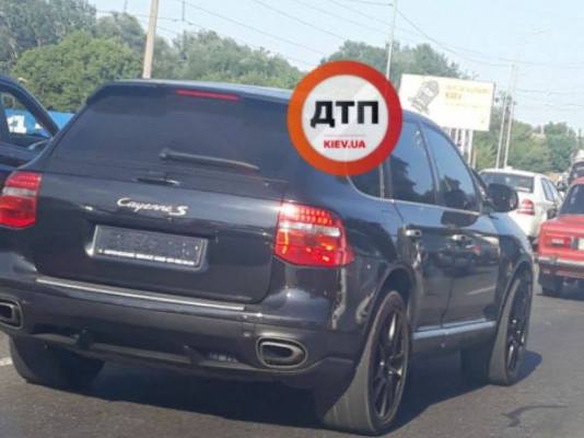 В Киеве пьяный СТОшник угнал Mercedes клиента, а Cayenne ездил без номеров: Сводка