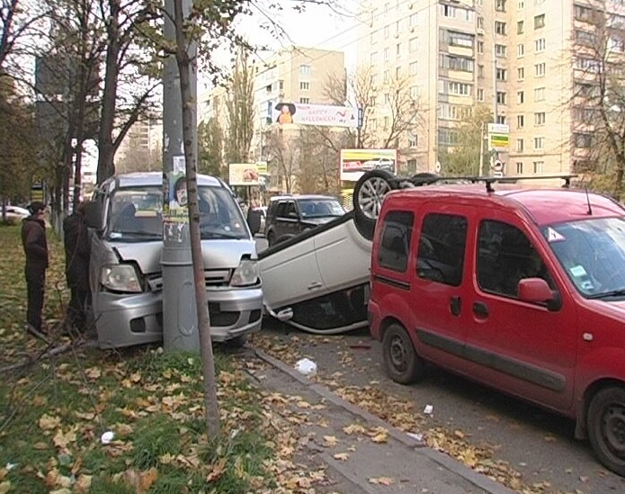 KIA впечатало в столб