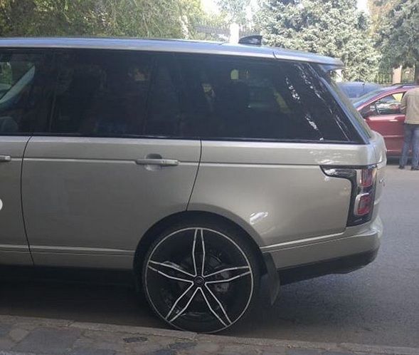 Владельца этого Range Rover финансовые проблемы не остановили