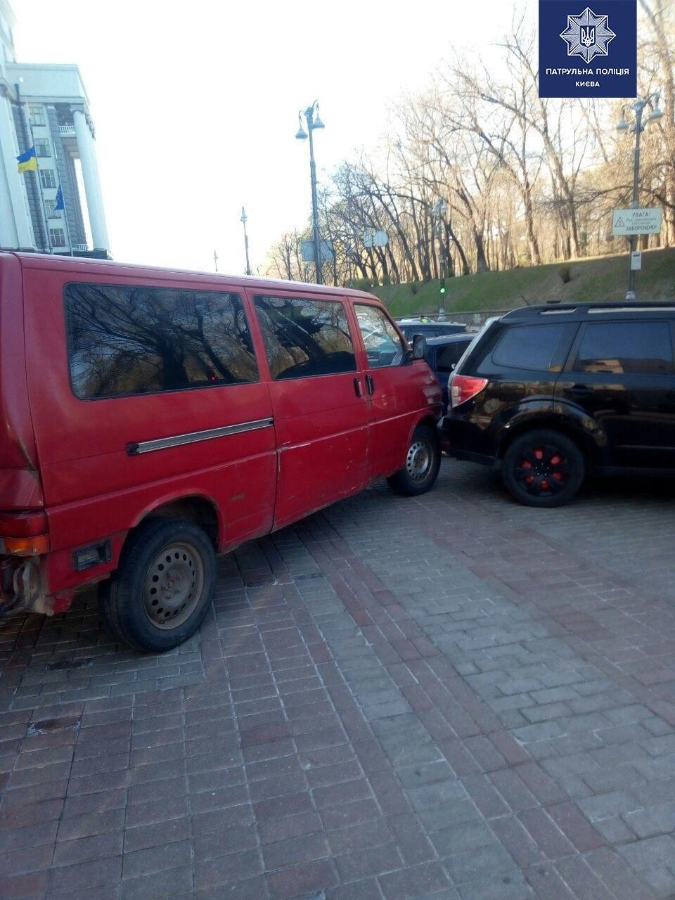 В Киеве пьяный водитель разгромил три автомобиля