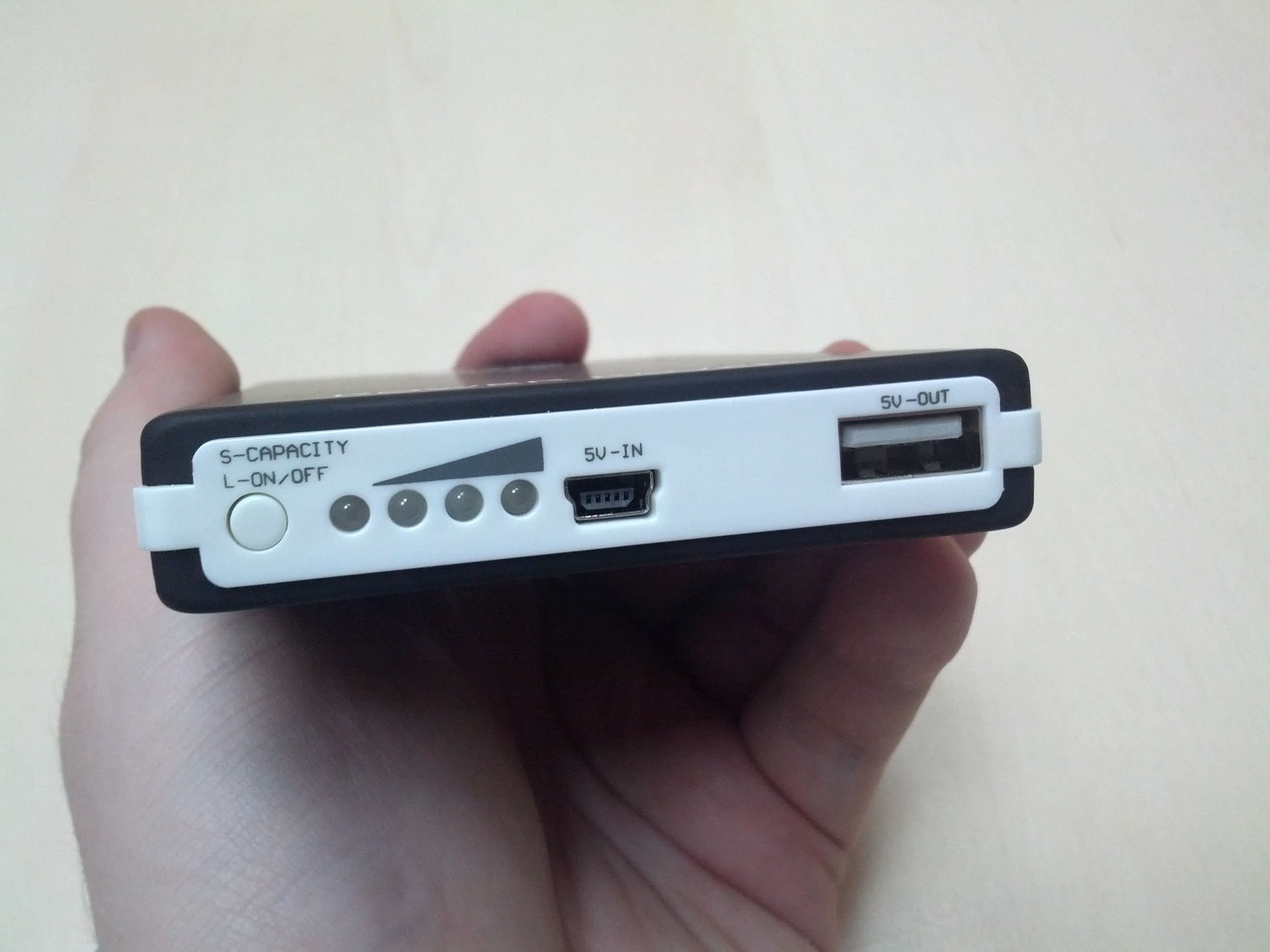 Кнопка включения, индикаторы заряда, microUSB и USB порты