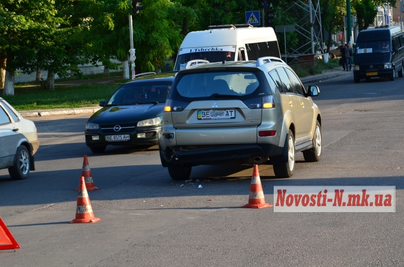 Автомобиль влетел в остановку, попутно зацепив иномарку
