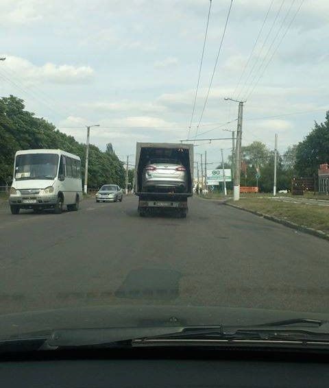Что побудило транспортировать легковушку таким образом - непонятно