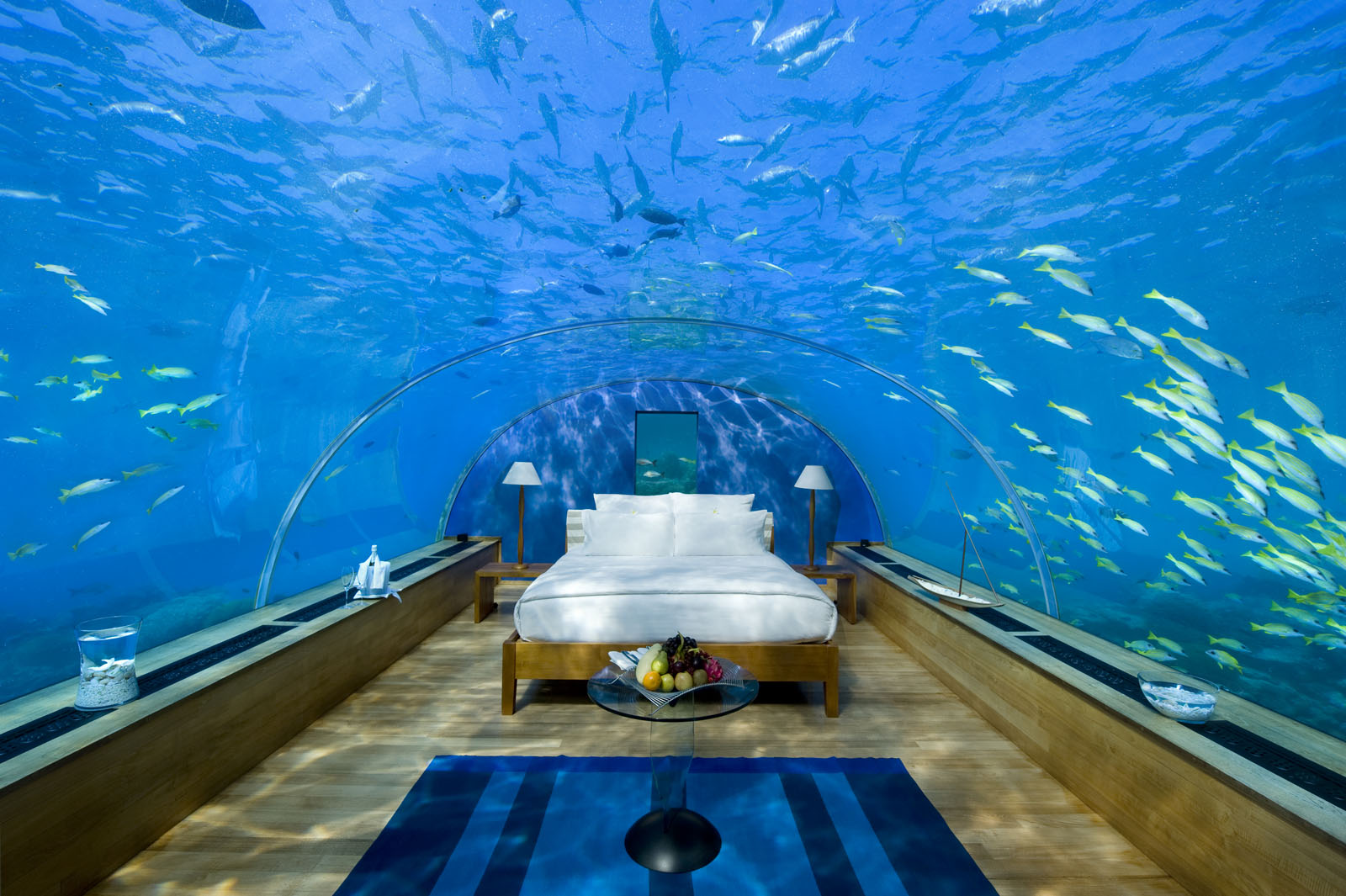 Номера Conrad Maldives Rangali Island сделаны из сверхпрочного стекла