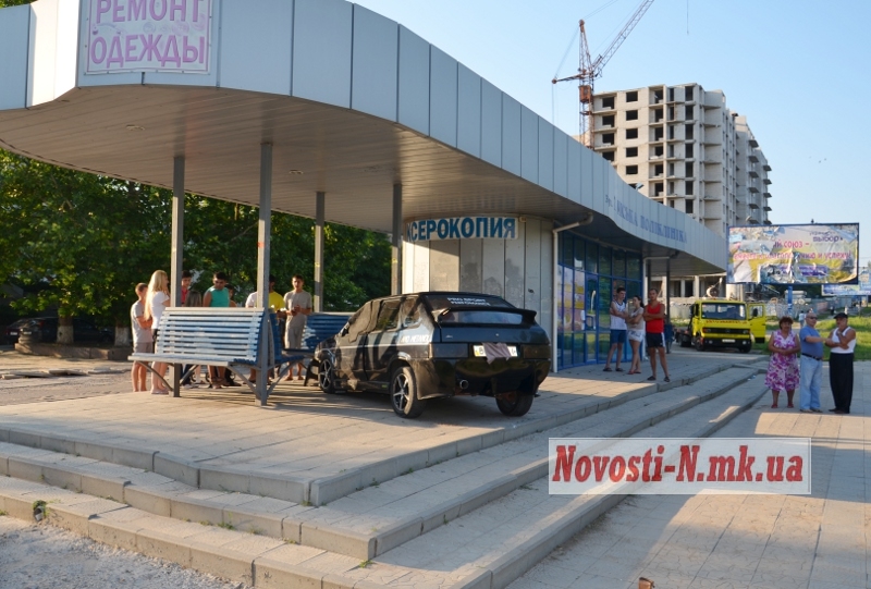Автомобиль влетел в остановку
