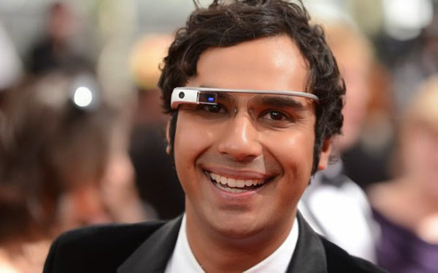 Даже Радж из Теории большого взрыва примерил очки Google Glass