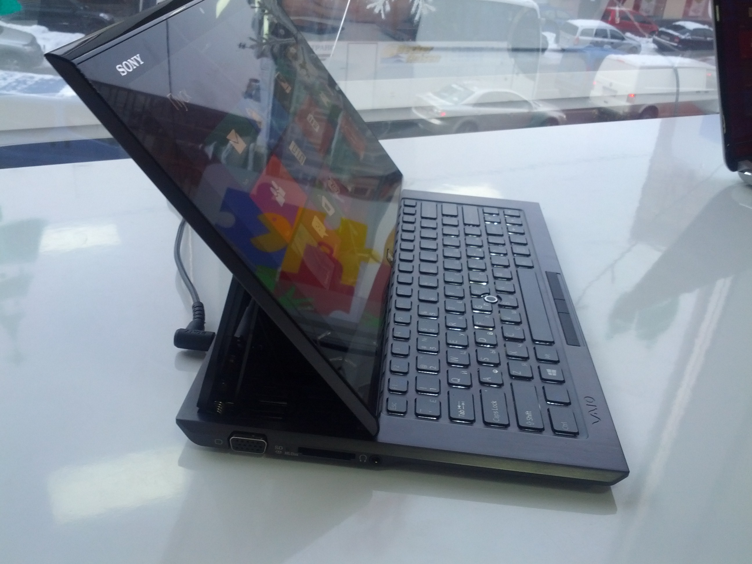 Sony Vaio Duo 11 - обратите внимание на глянцевый дисплей