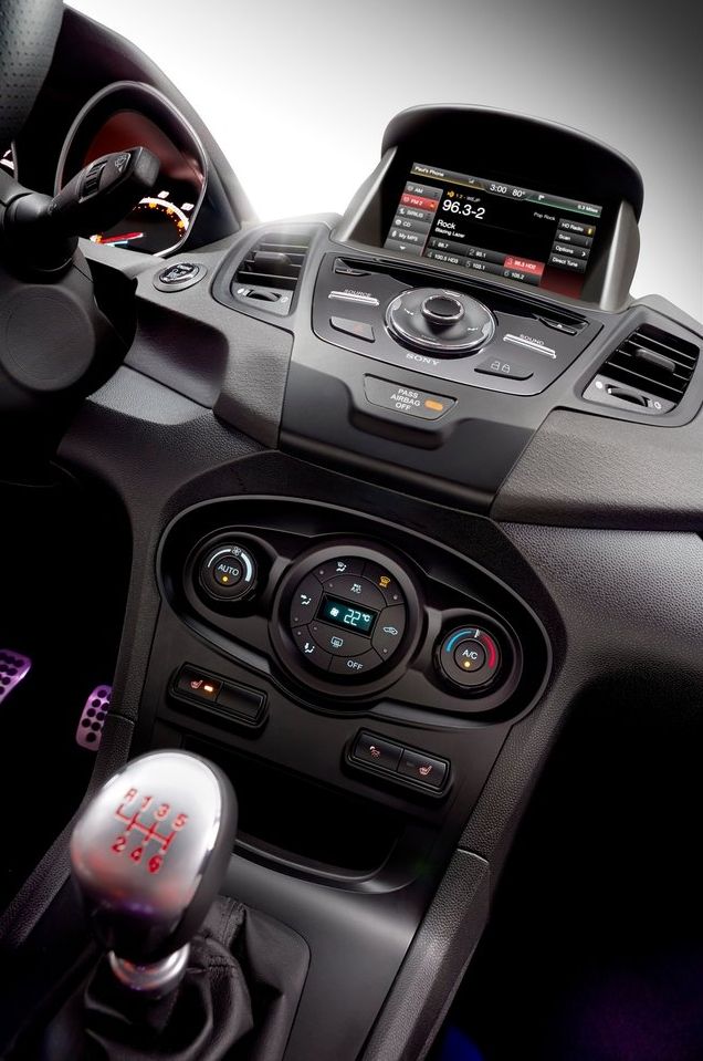 Салон спортивной Ford Fiesta ST