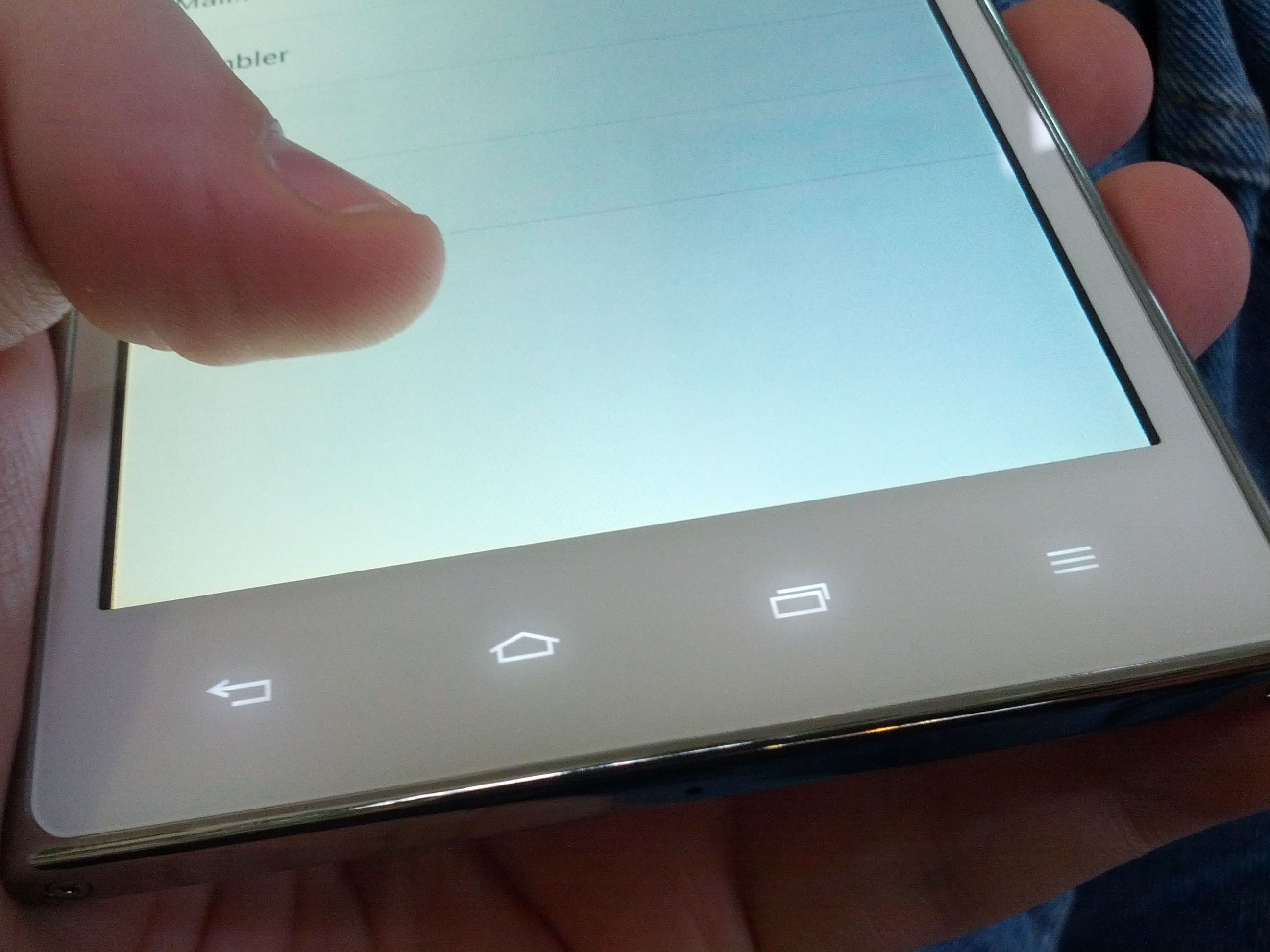 LG Optimus Vu - сенсорные клавиши с подсветкой.