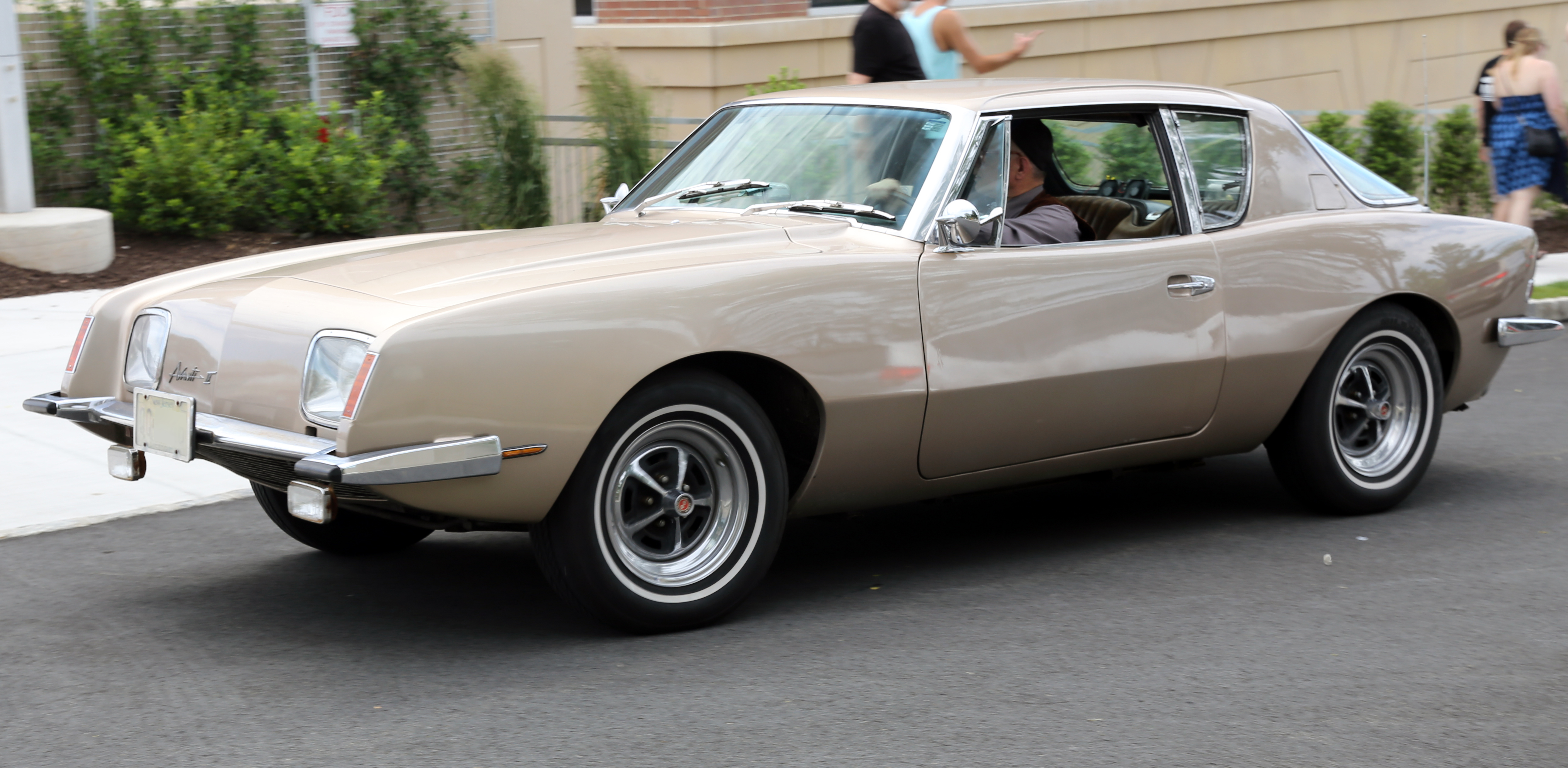 Studebaker Avanti. Спорткар, очень напоминающий банан
