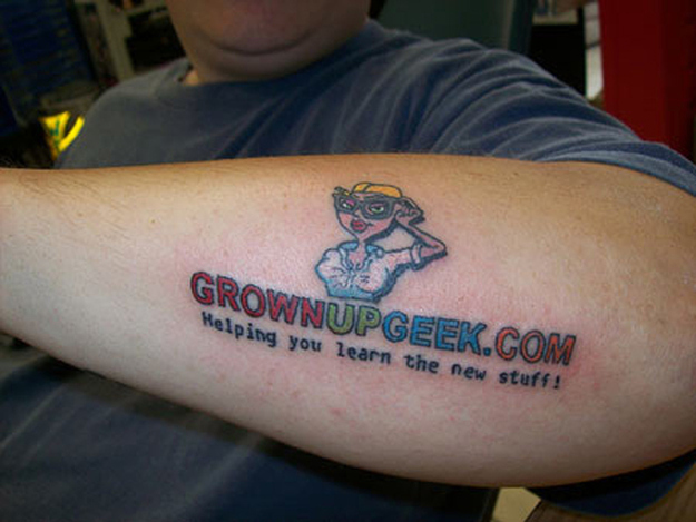 Одна из первых татуировках Джо Тамарго. Grownupgeek.com все еще существует.