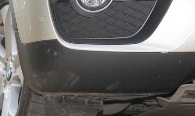 Следы столкновения на BMW X6