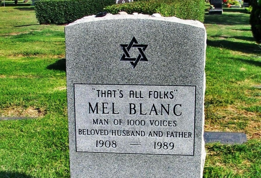 Необычная надпись - главная особенность надгробной плиты Мела Бланка