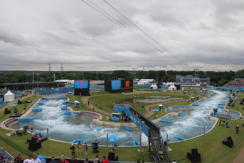 В лондонском Lee Valley White Water постоянно проходят соревнования по гребному слалому