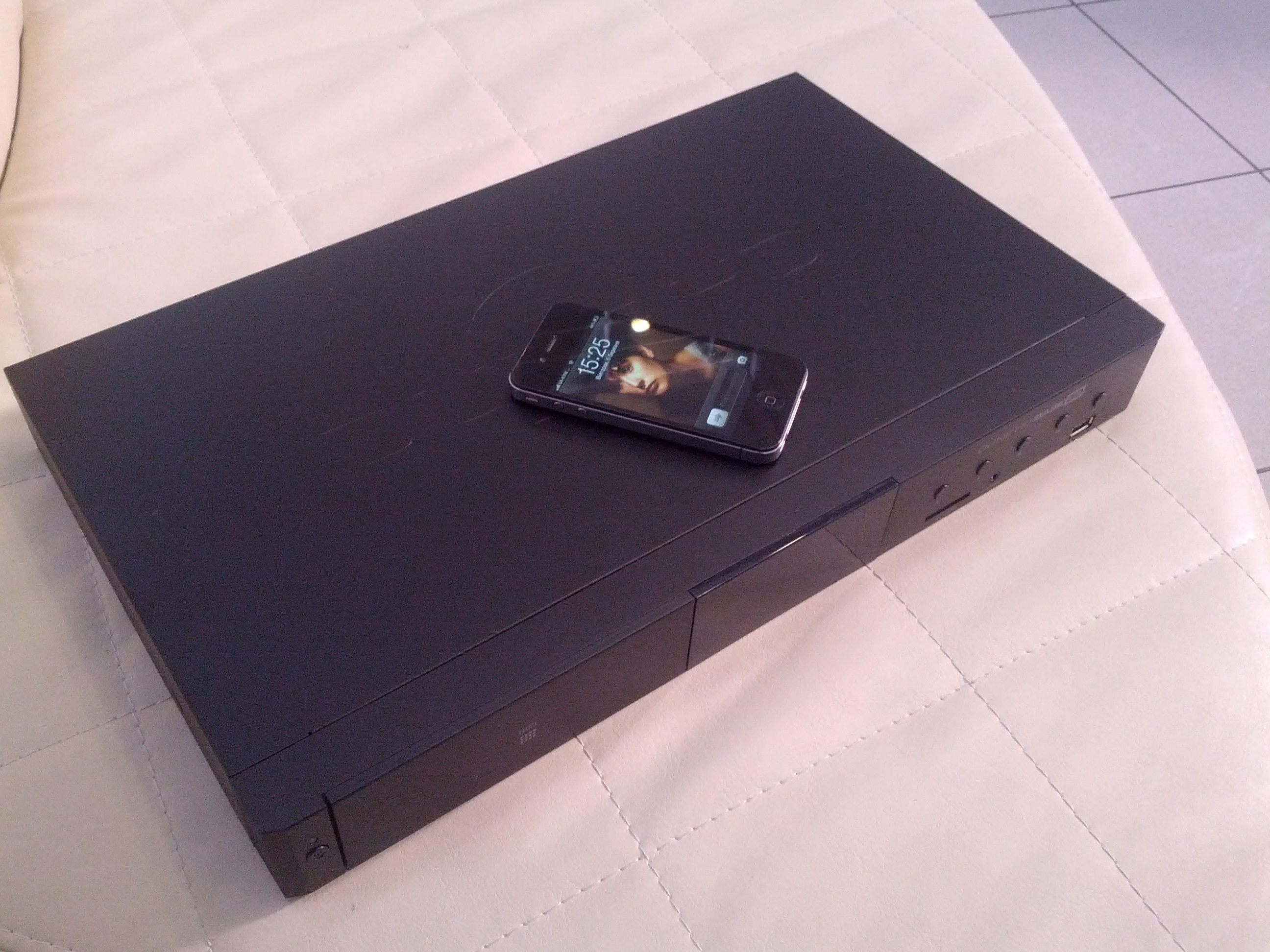 Dune HD Base 3D - в сравнении с iPhone 4