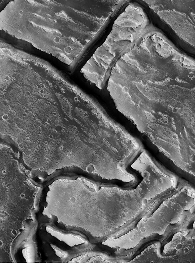 Каньоны области Граник и Tinjar Valles. Этот регион покрыт слоем лавы.