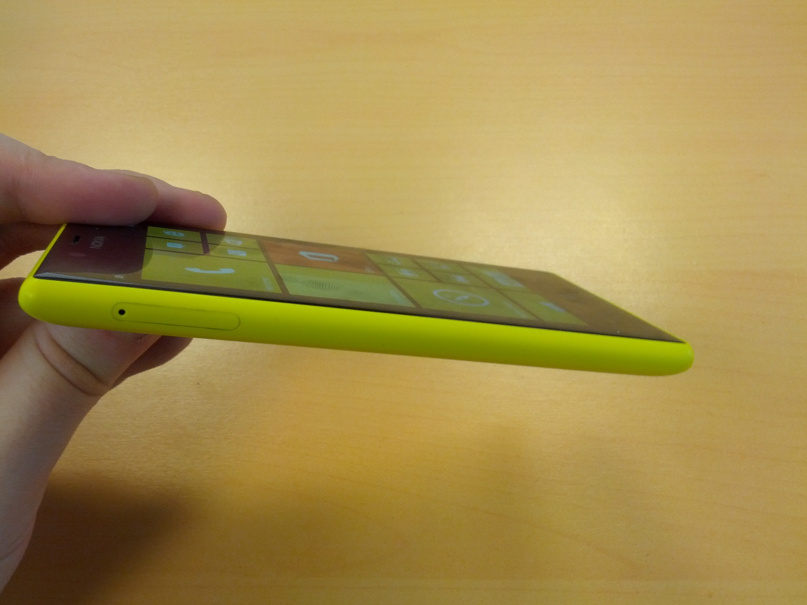 Nokia Lumia 720 - самая тонкая модель из всей линейки