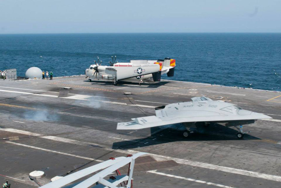 Беспилотный летательный аппарат X-47B UCAS-D впервые совершил посадку на палубу авианосца