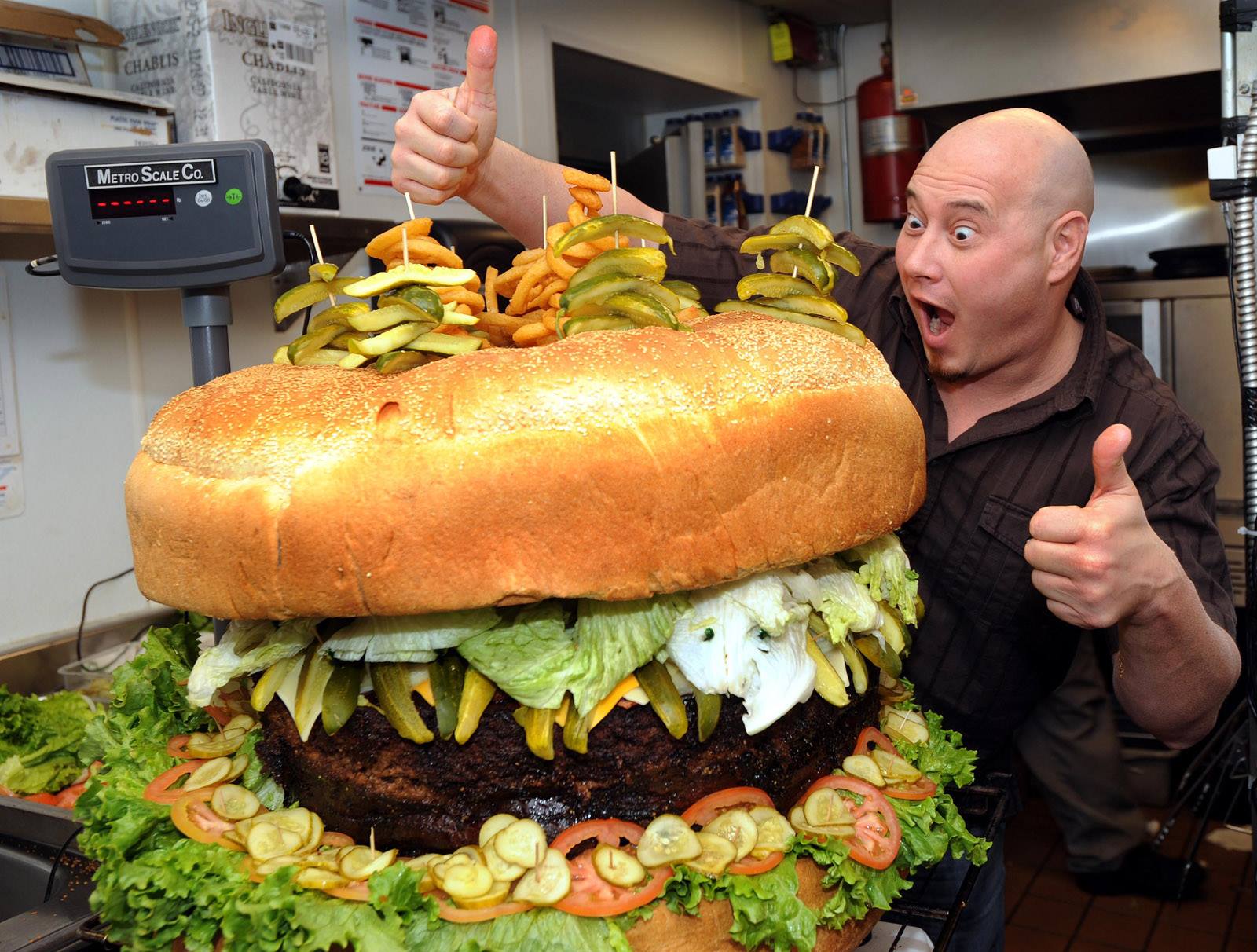 Бургер XXL. Подают участникам конкурса Mallie’s Burger Challenge
