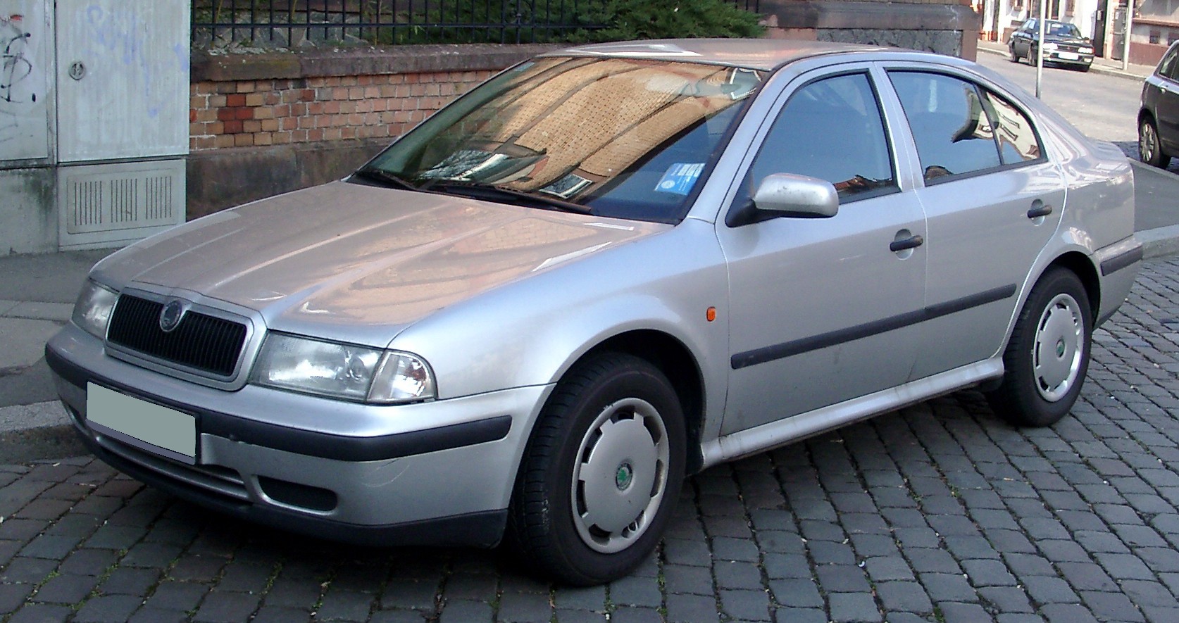 ... и ее конкурент Skoda Octavia 1-го поколения