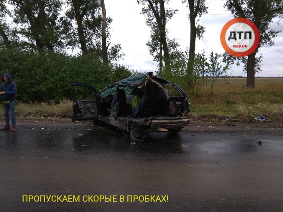 Легковушку буквально разорвало пополам